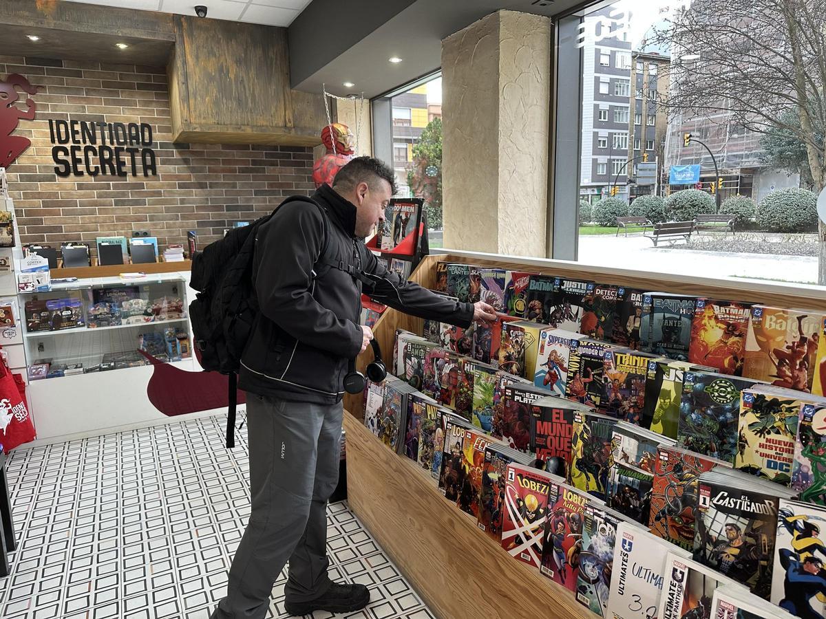 El Llano puede presumir de tener su pequeño universo friki: “Es un negocio muy especializado y la gente viene a buscarnos” El Llano puede presumir de tener su pequeño universo friki: “Es un negocio muy especializado y la gente viene a buscarnos”