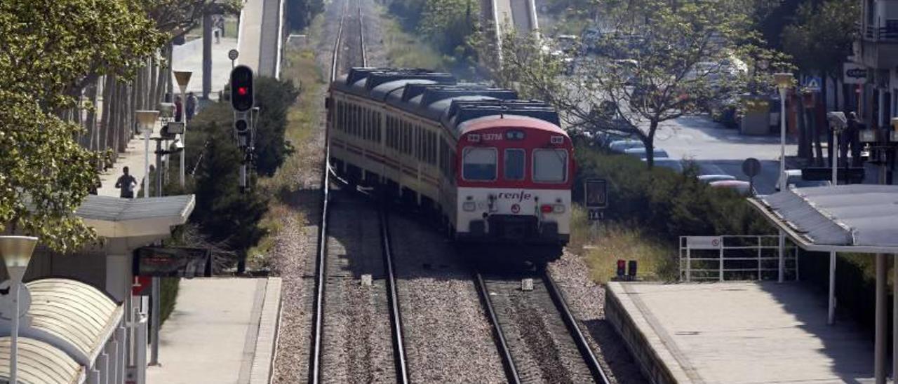 Vista aérea del ferrocarril a su paso por el municipio de Aldaia.