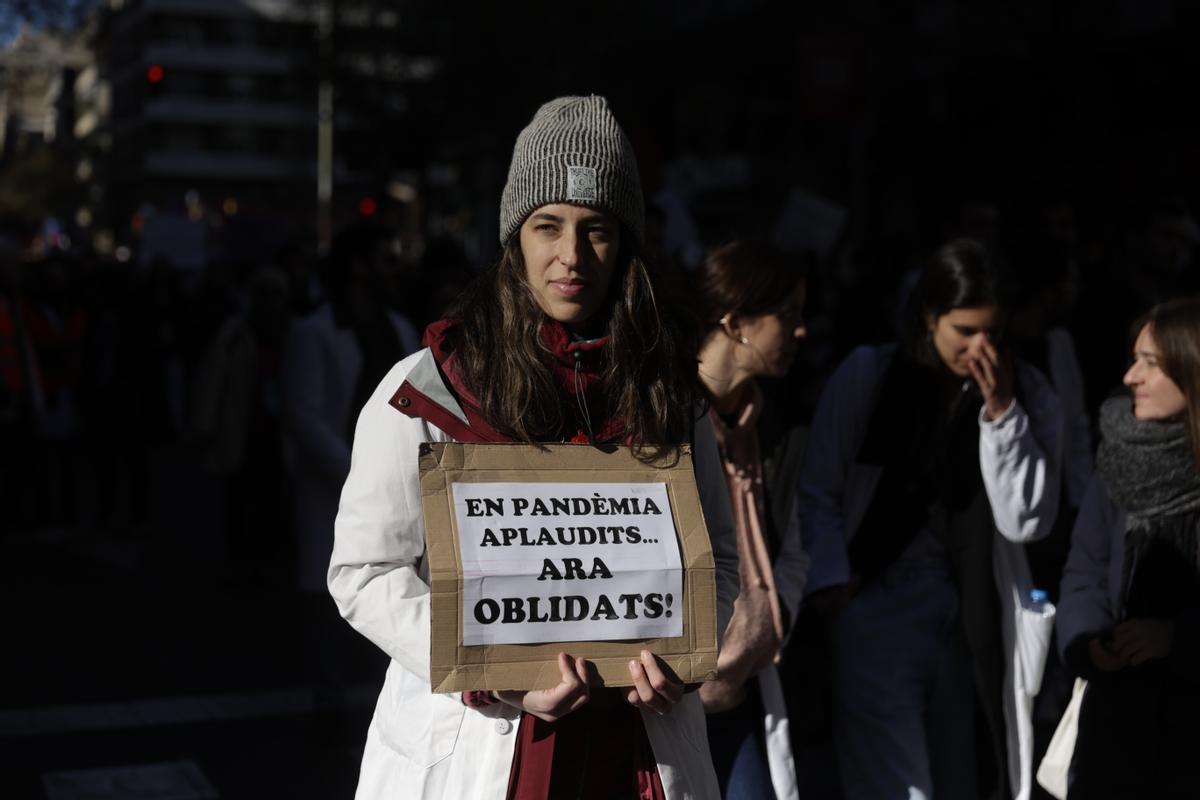 Los sanitarios se han manifestado desde el Departament de Salut hasta la estación de Sants en defensa de la sanidad pública durante el primer día de la huelga de médicos.