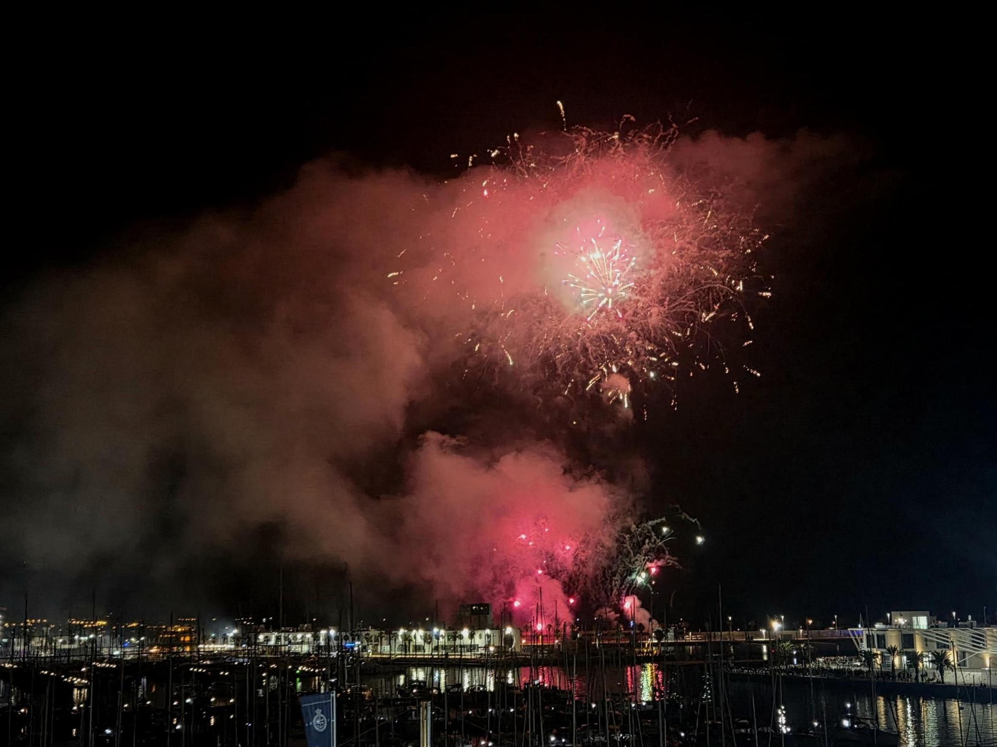 Los fuegos artificiales de Hermanos Ferrández incendian la noche alicantina