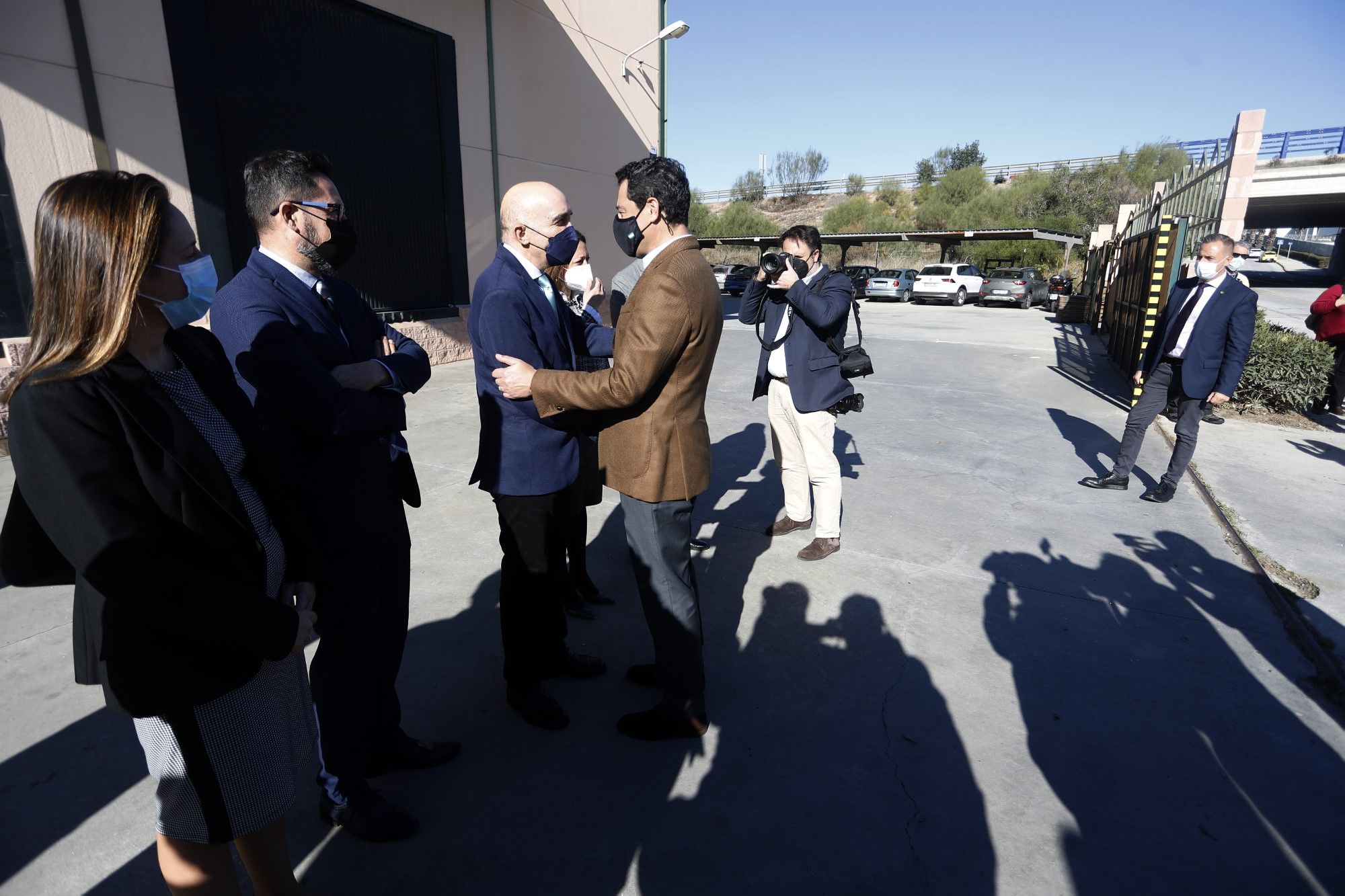 El presidente Juanma Moreno visita la sede de Bancosol en Málaga