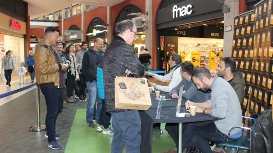 Blaumut signa exemplars del seu darrer àlbum, «Equilibri», a la Fnac de Salt