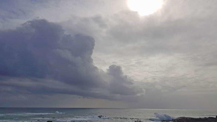 Atardecer nuboso sobre el mar, ayer en Mougás. // M.G. Brea