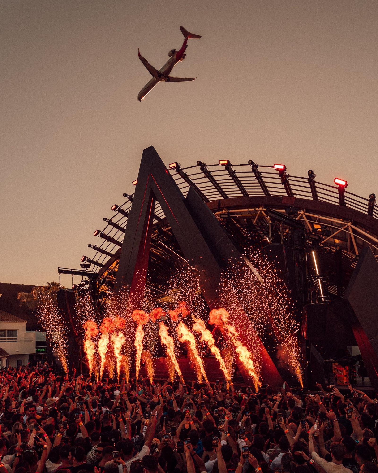 El escenario de Ushuaïa Ibiza convertido en un volcán en erupción para su fiesta ANTS.