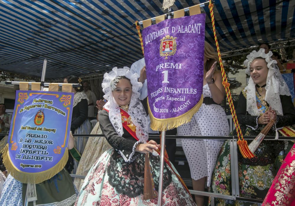 Hogueras 2019: El sábado festero arranca con el desfile de recogida de premios.