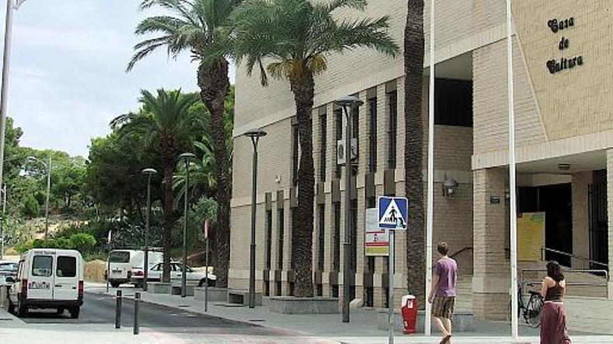 Una imagen de la calle Colón afectada por el deslinde de Costas y donde se sitúa la Casa de Cultura también incluida en el dominio público.