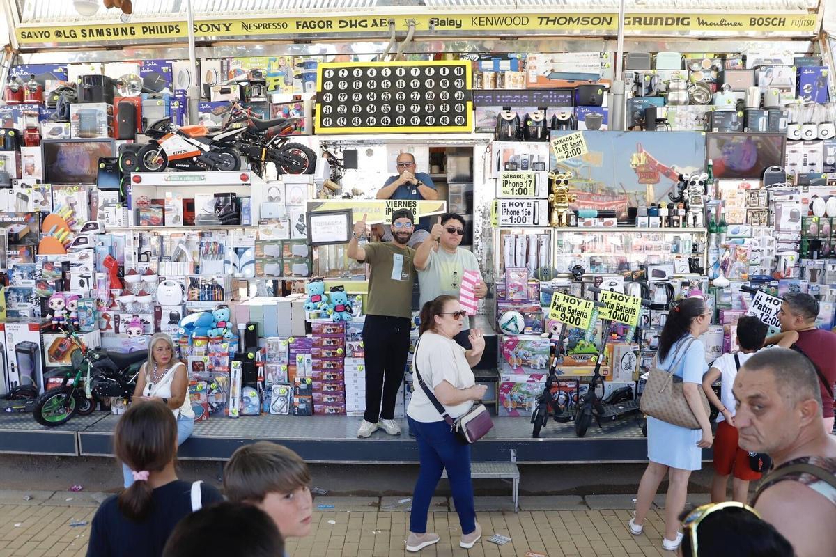 Las tómbolas y juegos de azar en la Feria de Córdoba, en imágenes