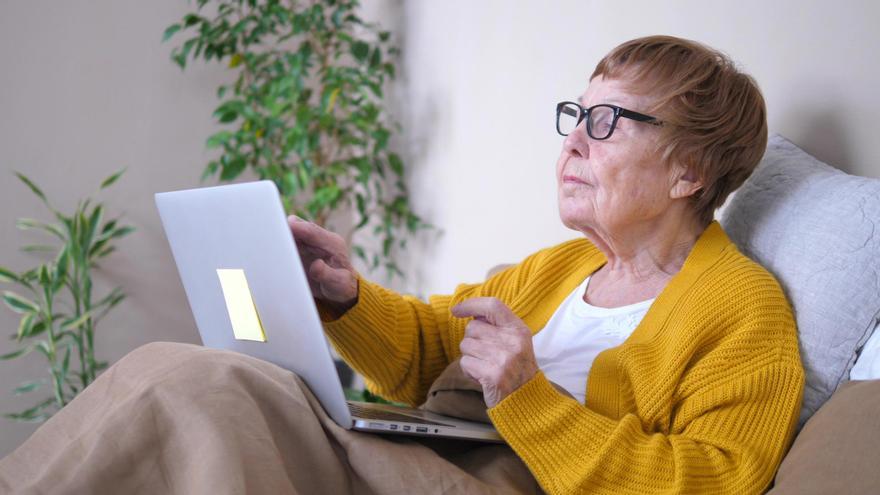 El 80% de jubilados se sienten &quot;perdidos&quot; ante un trámite digital: &quot;He visto a gente llorar ante un cajero&quot;