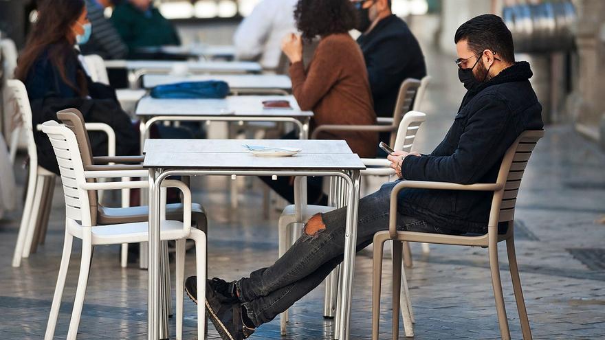 Imagen de una terraza hostelera en la capital. La hostelería ha sido uno de los sectores más perjudicados por las restricciones de la pandemia.