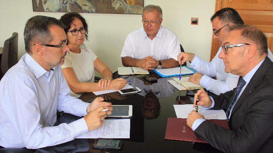 Marcial Morales y José Manuel Baltar durante el encuentro institucional celebrado ayer en la capital.