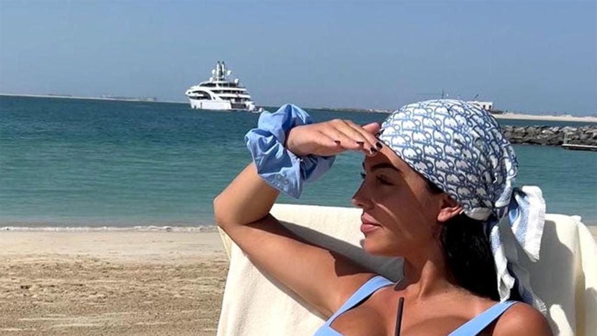 Georgina Rodríguez pasa unas vacaciones familiares en Emiratos Árabes y aprovecha para tomar sol bebiendo agua de coco