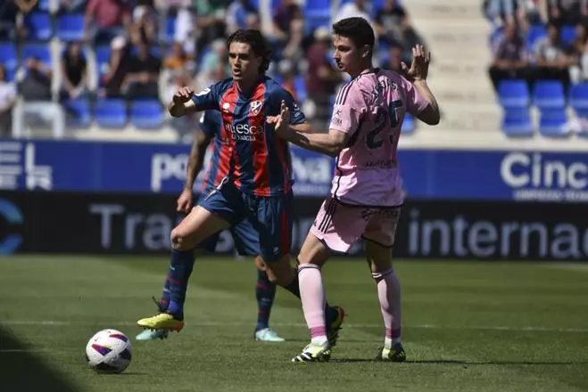 EN IMÁGENES: el Oviedo vuelve a a senda de la victoria en su visita a Huesca