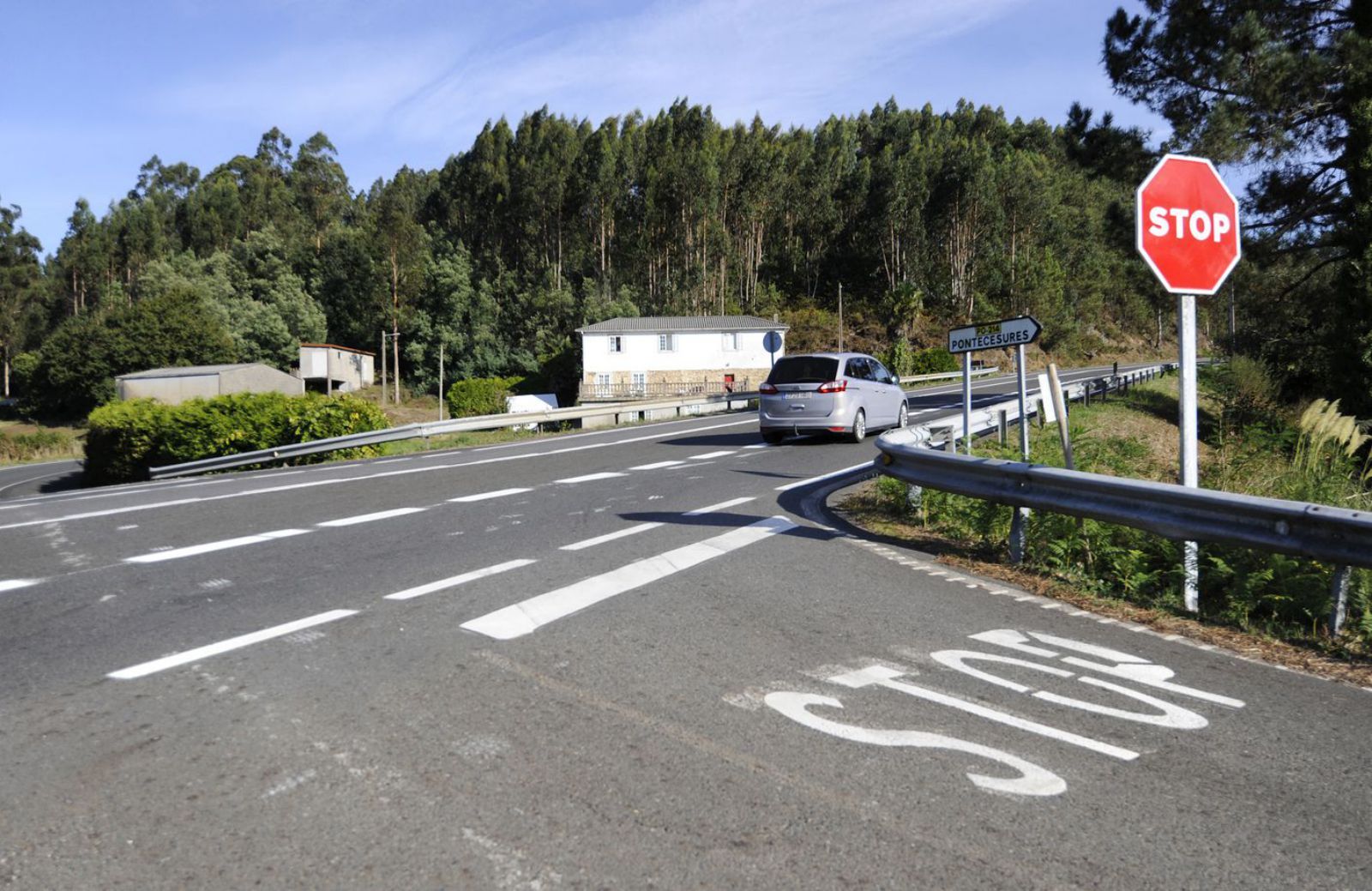 Cruce de Cesures, parada habitual de las parroquias de Baloira y San Xiao de Vea.