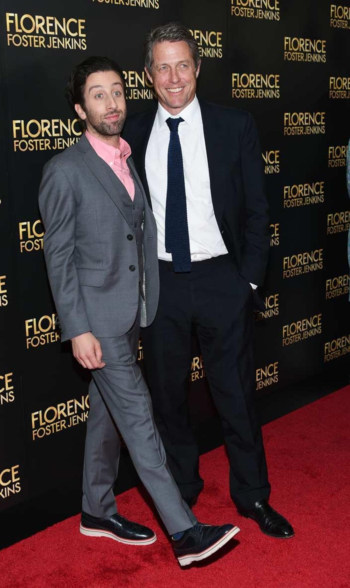 Simon Helberg y Hugh Grant en el estreno de Florence Foster Jenkins en Nueva York.