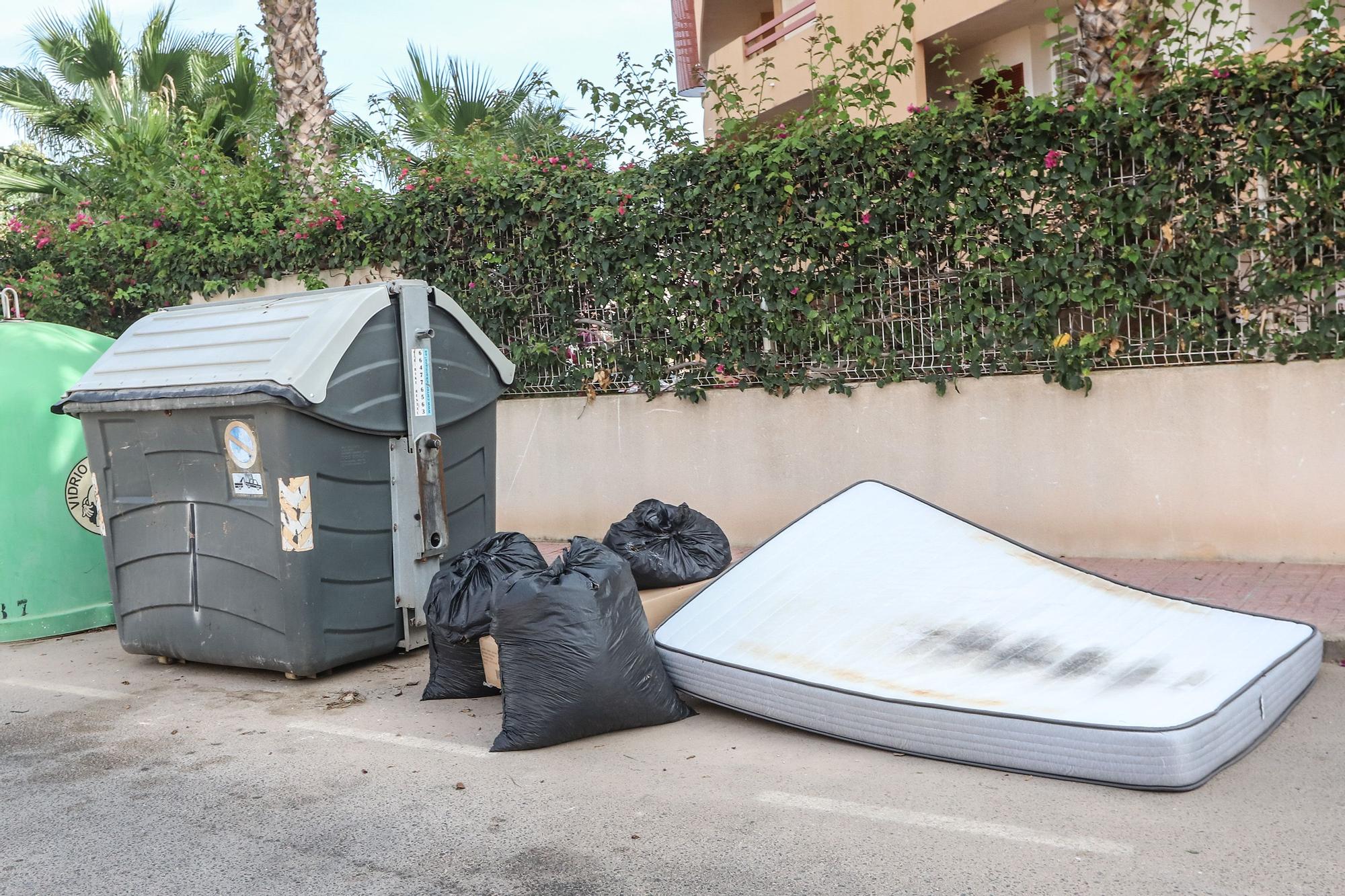 Orihuela Costa colapsada de basura