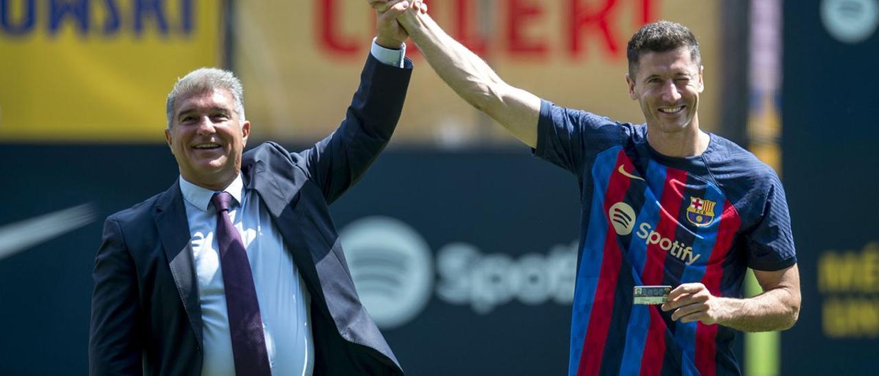 Joan Laporta junto al delantero Robert Lewandowski en su presentación.