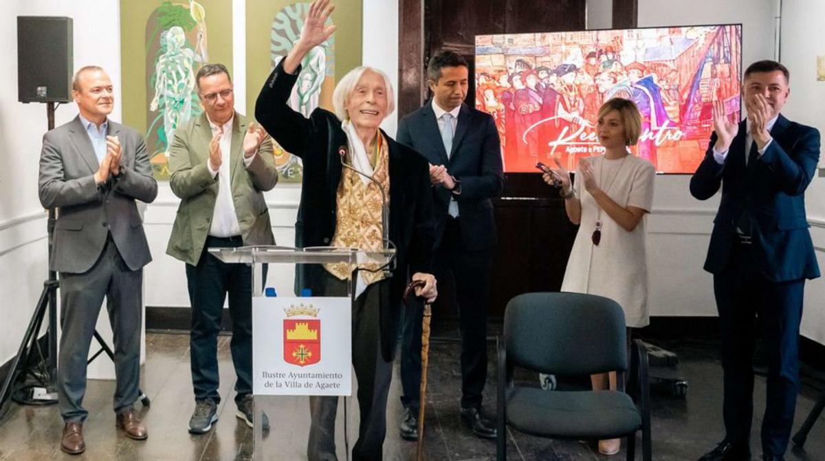 Pepe Dámaso, ante las autoridades, saluda en la inauguración de la exposición. | | A.A.