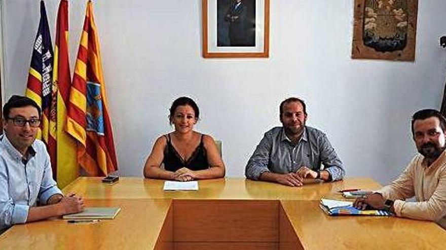 Los miembros del Consell de Formentera con Miquel Mir.