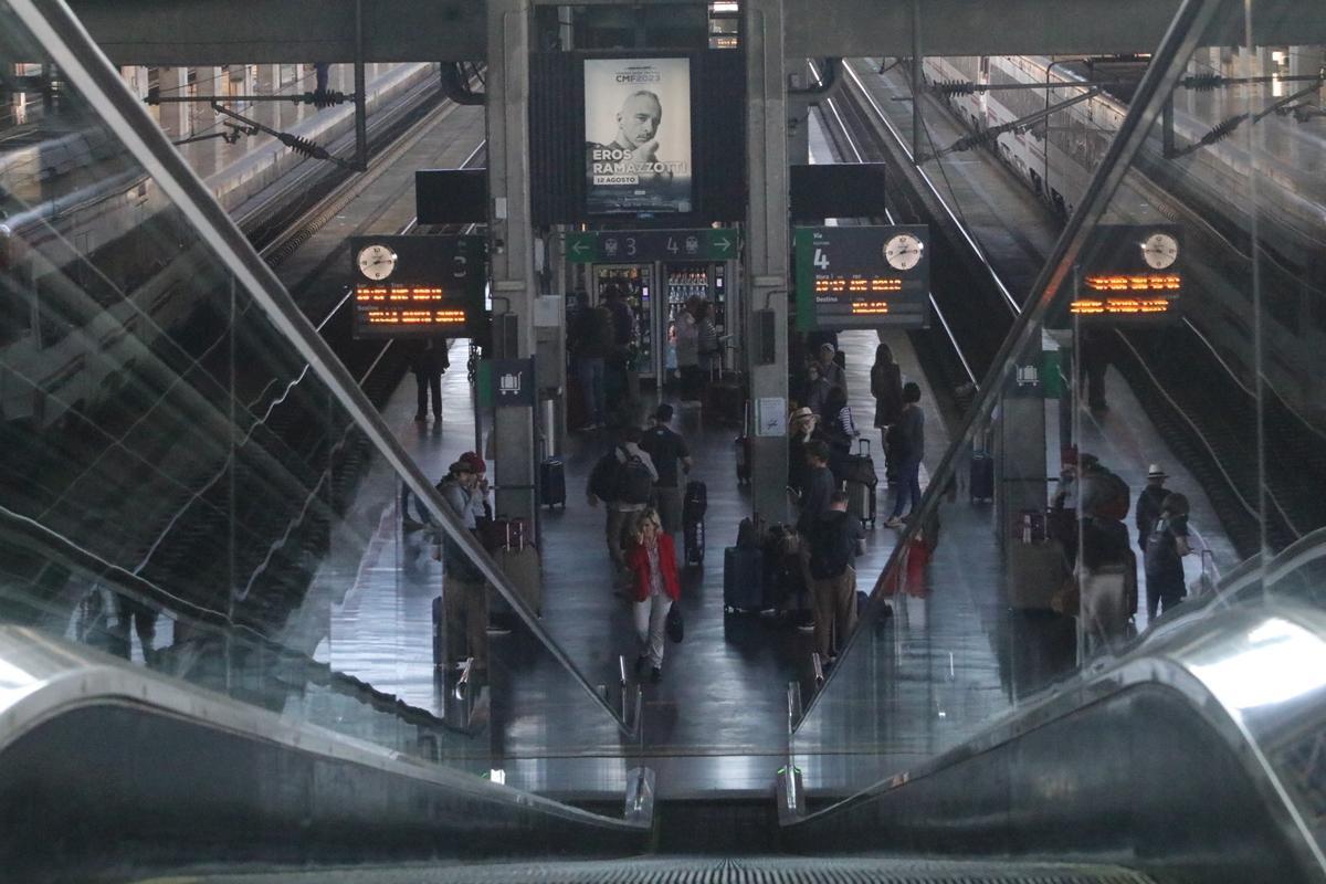 Los pasajeros transitan por la estación de Renfe en Córdoba.