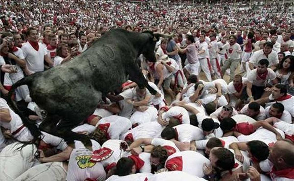 Un vedell salta a l’arena després d’un ’encierro’ de les festes de Sant Fermí a Pamplona.