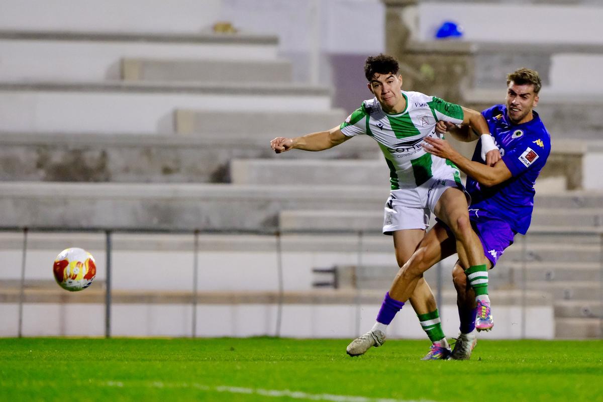 Galvañ, titular en la banda, por delante de Samu Vázquez, ayuda en la presión.