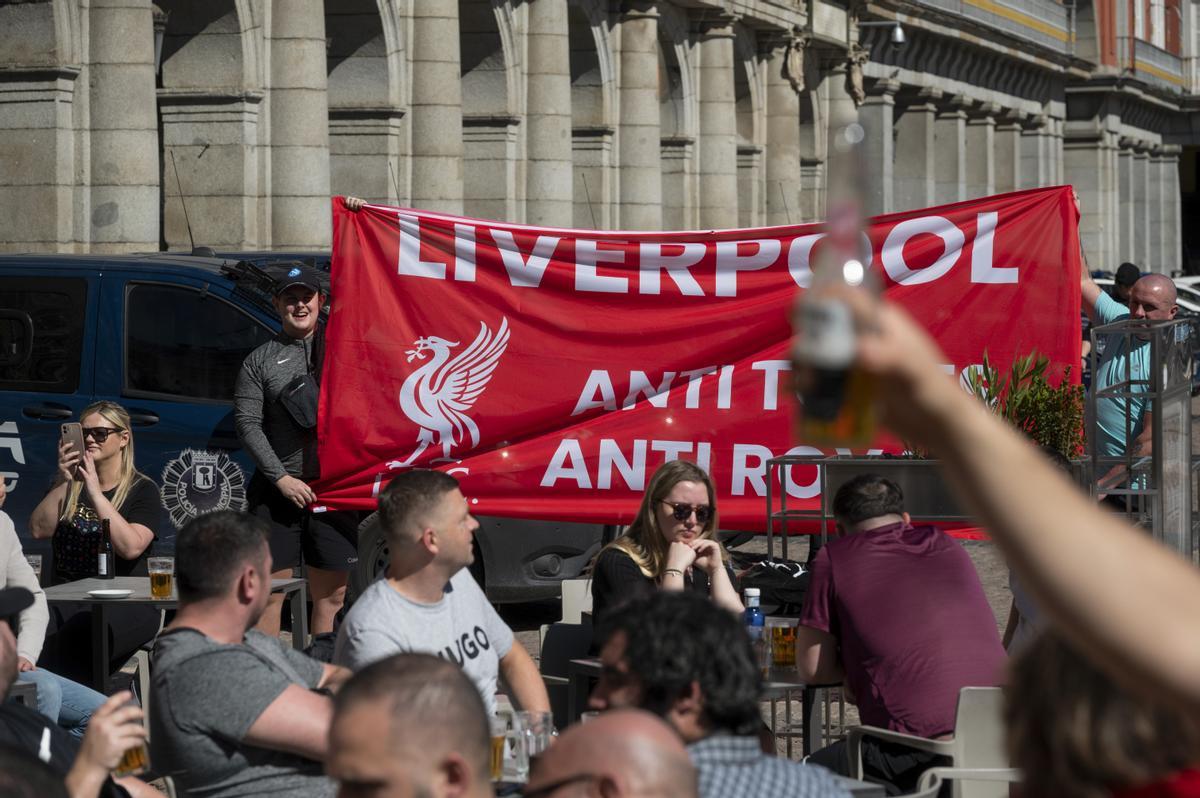 Los hinchas del Liverpool ’calientan’ Madrid.