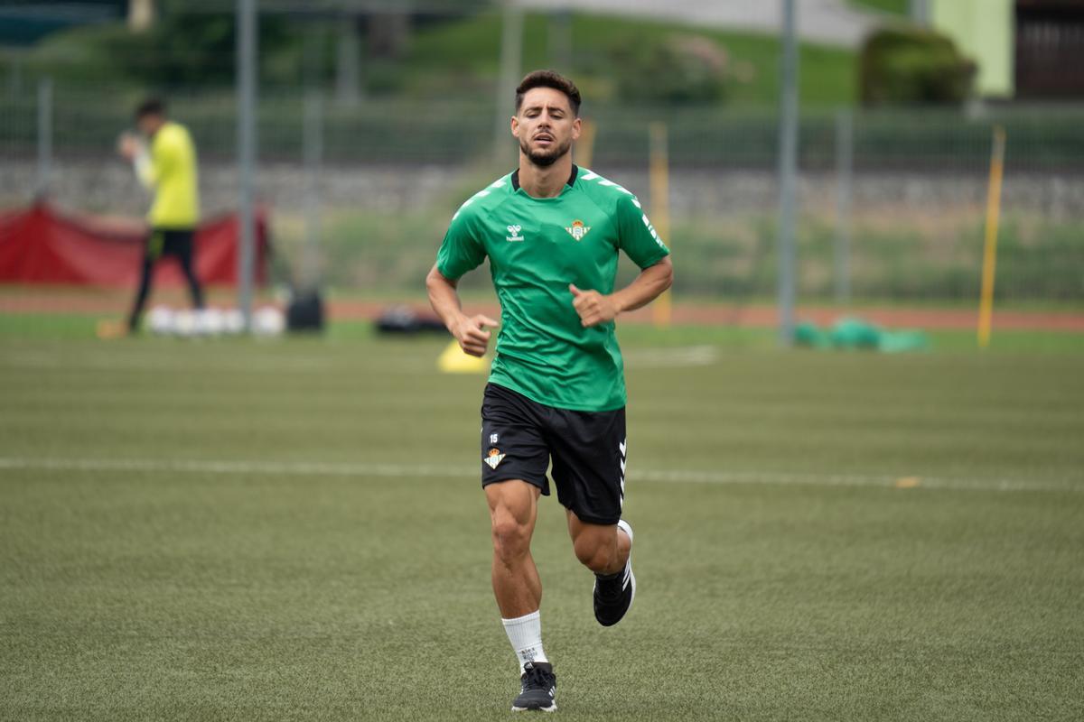 Álex Moreno, durante un entrenamiento del Real Betis