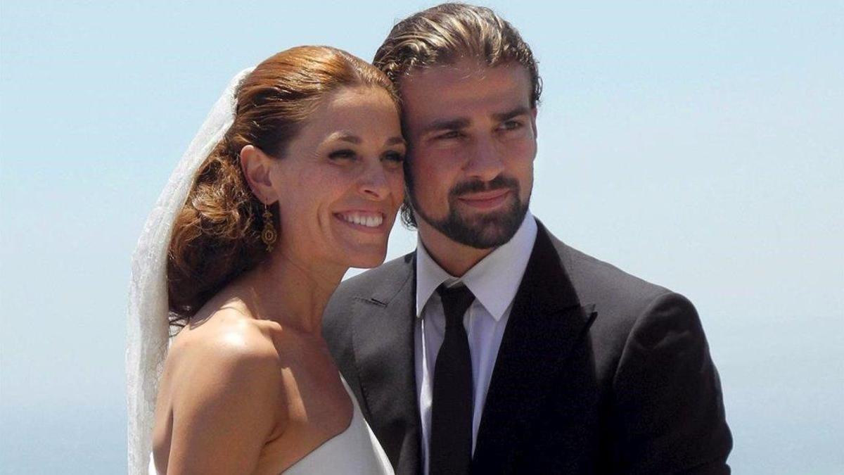 La presentadora de television Raquel Sanchez Silva junto a su marido  el operador de camara italiano Mario Biondo  durante su boda en Taormina, en Sicilia, el 22 de junio del 2012.