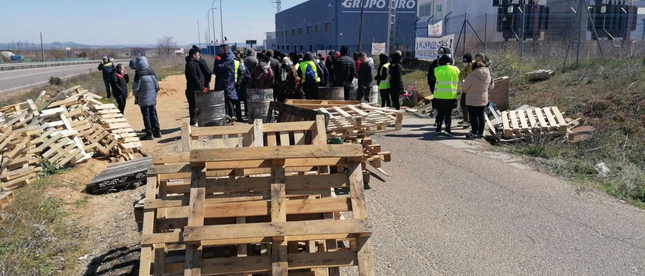 Trabajadores de la fábrica de Siro en Toro se concentran en el acceso a las instalaciones. | M. J. C.