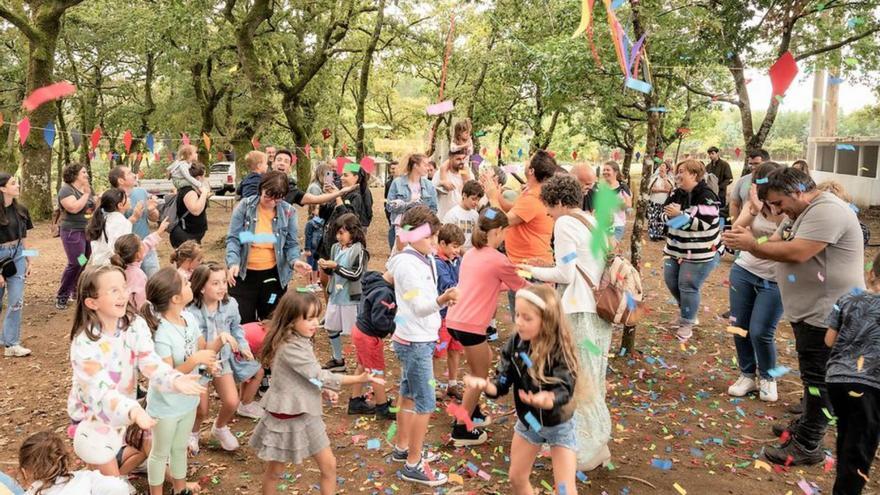 Familias de O Pino y su comarca plantaron cara a la lluvia para participar en la fiesta O Papaventos