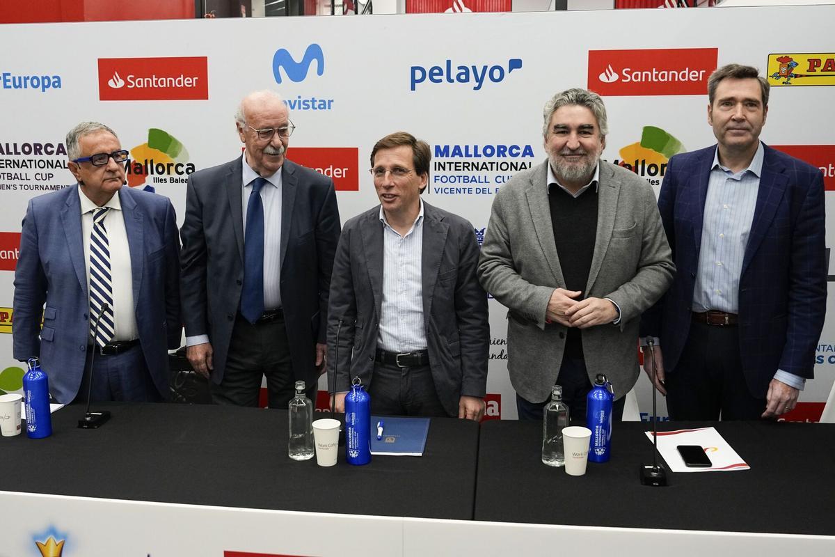 Roberto Gomez, Vicente del Bosque, Jose Luis Martinez Almeida, Jose Manuel Rodriguez Uribes y Felipe Martin durante el acto de presentación.