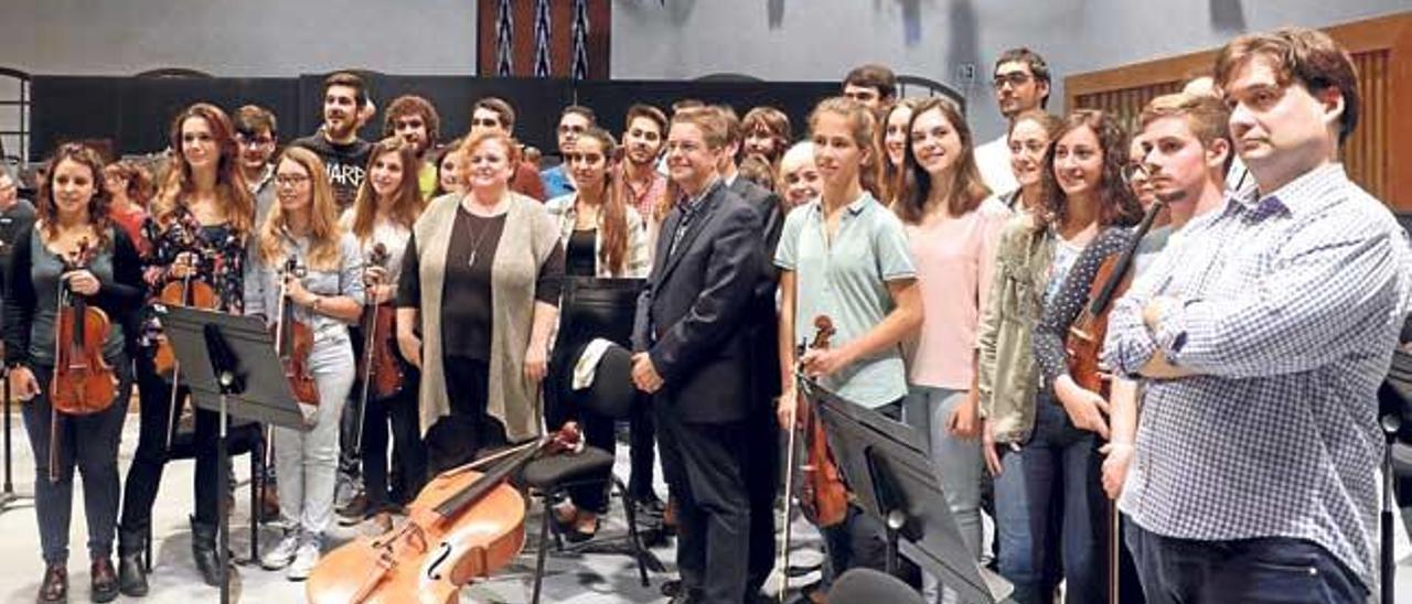 Las autoridades y los 26 alumnos de la Acadèmia Simfònica posaron ayer en la sala de ensayos de la orquesta.