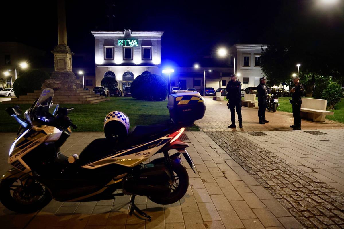 Córdoba. Cruces de Mayo por la noche. Policía Local, Cruz Roja. Vial Norte