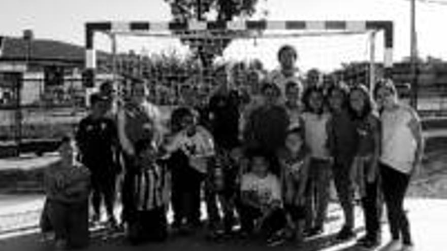 Los escolares juegan al balonmano con los mejores