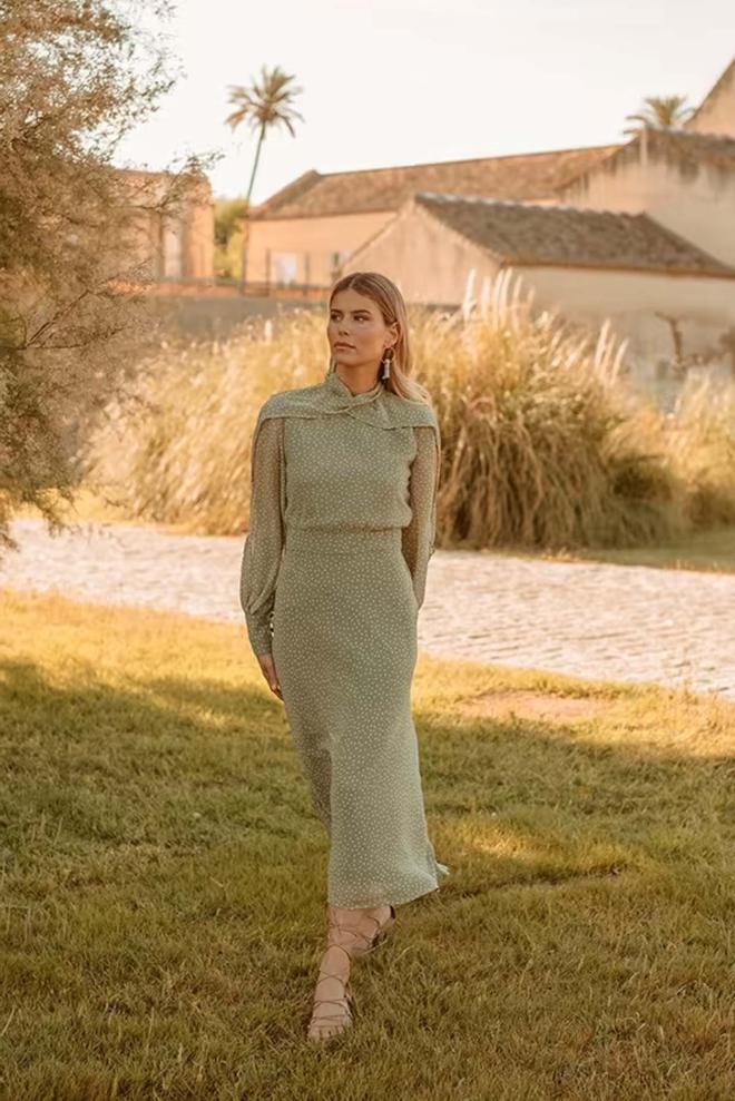 Vestido de invitada en color verde, con lunares y manga larga con abertura, de Vogana