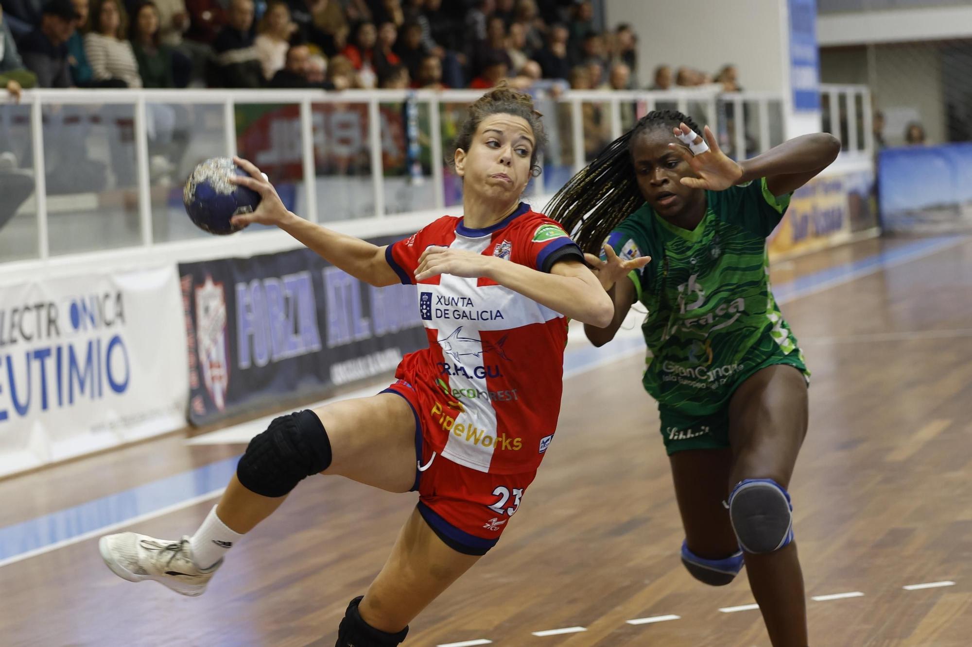 Celia López intenta culminar un contragolpe.