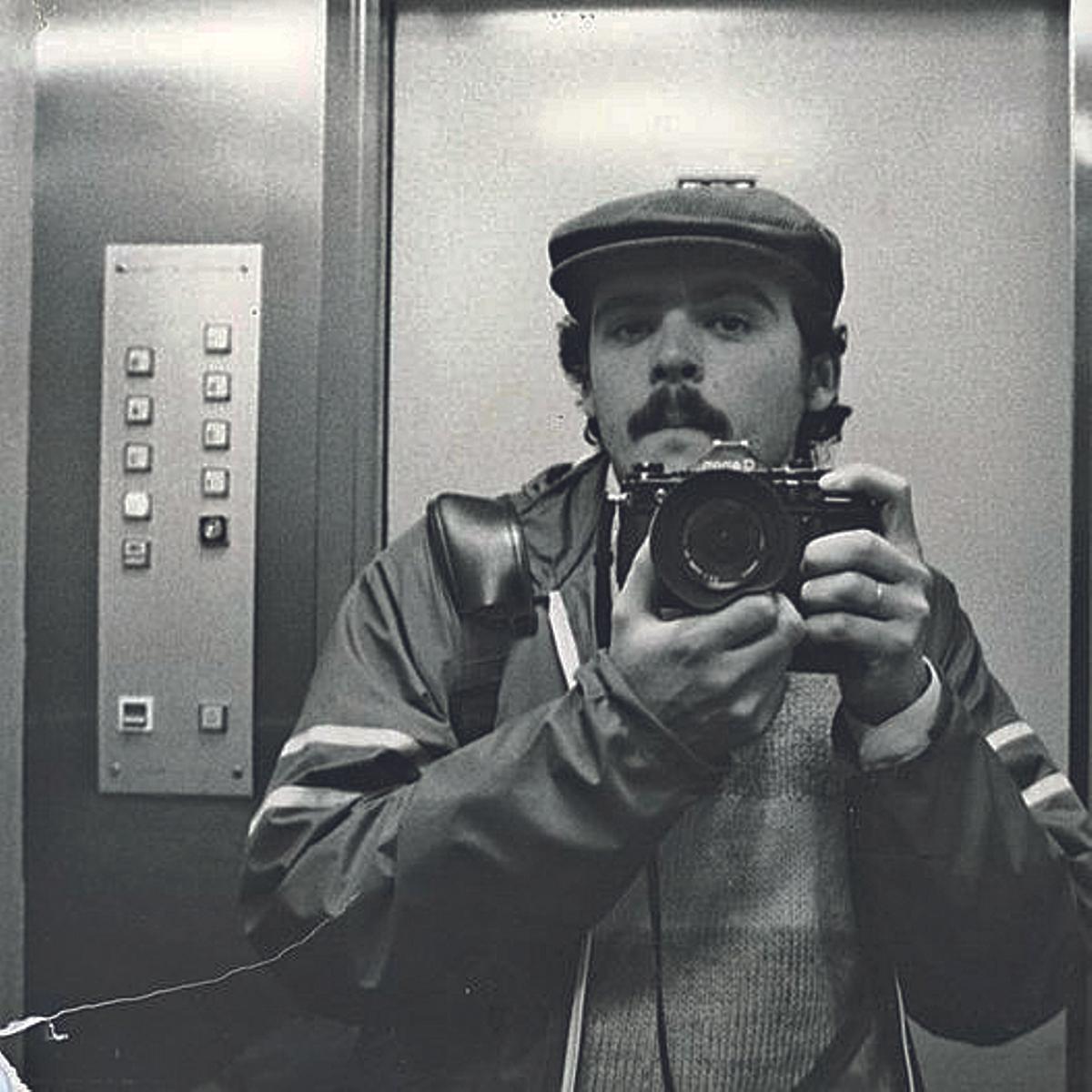 Paco González, un joven fotoperiodista cordobés aporta desde sus inivios una nueva imagen de la Semana Santa humanizando la celebración.