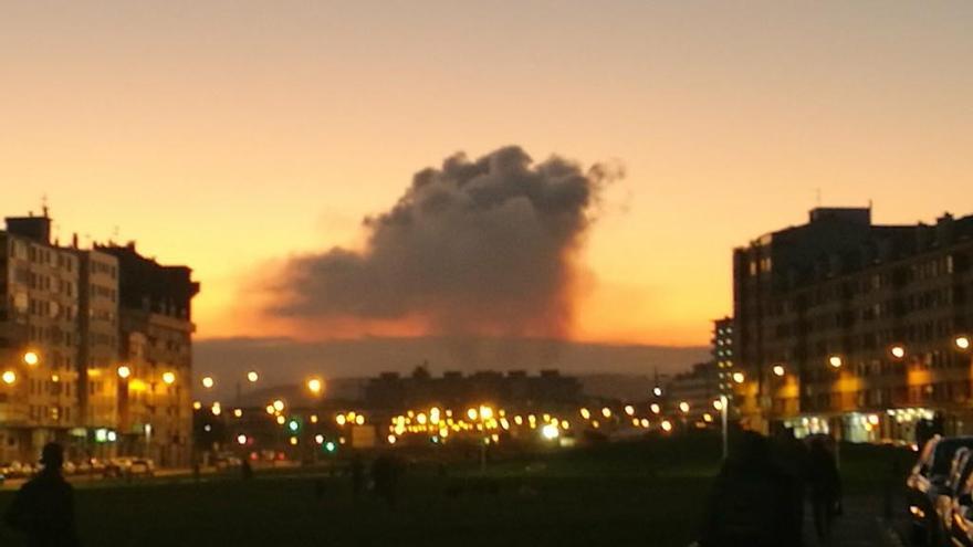 Así luce el cielo de Gijón por una supuesta nueva nube contaminante