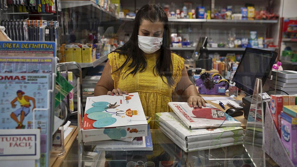 Una empleada de la librería Didot, con material escolar. | Emilio Fraile