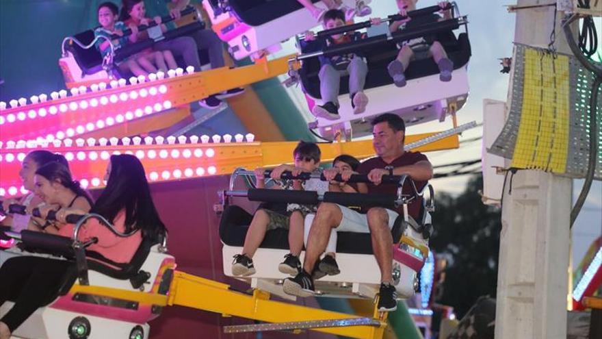 Las familias disfrutan de la feria en el día del niño