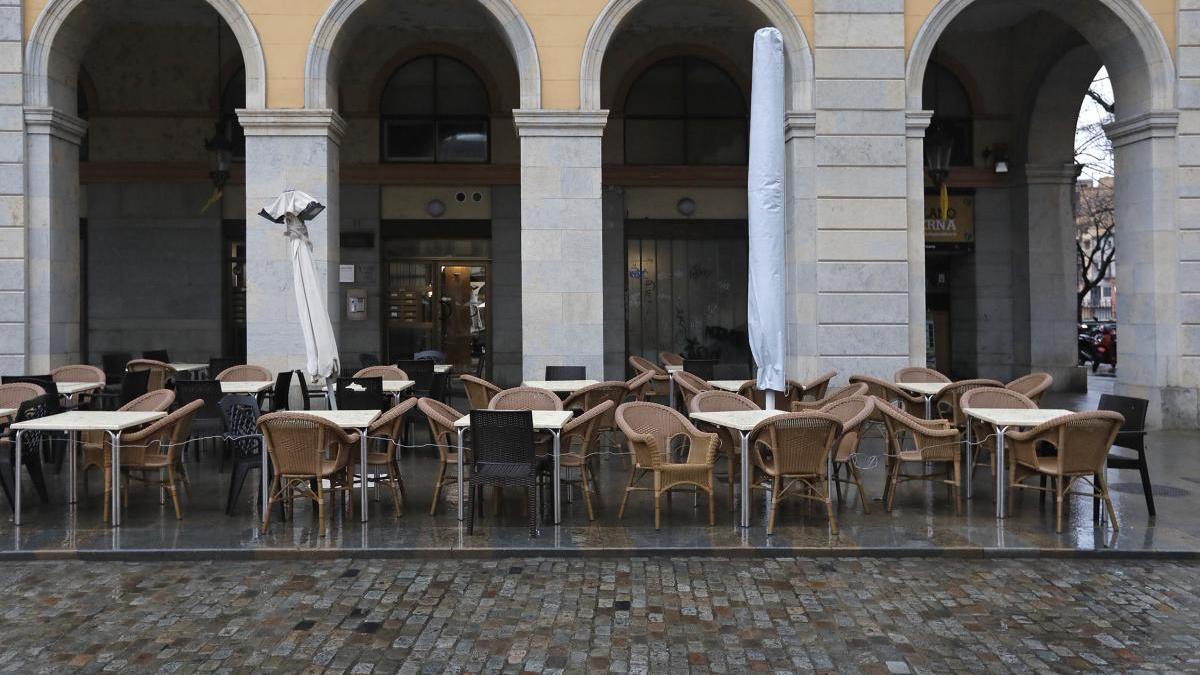 Terrasses buides arran del coronavirus a la plaça Independència de Girona