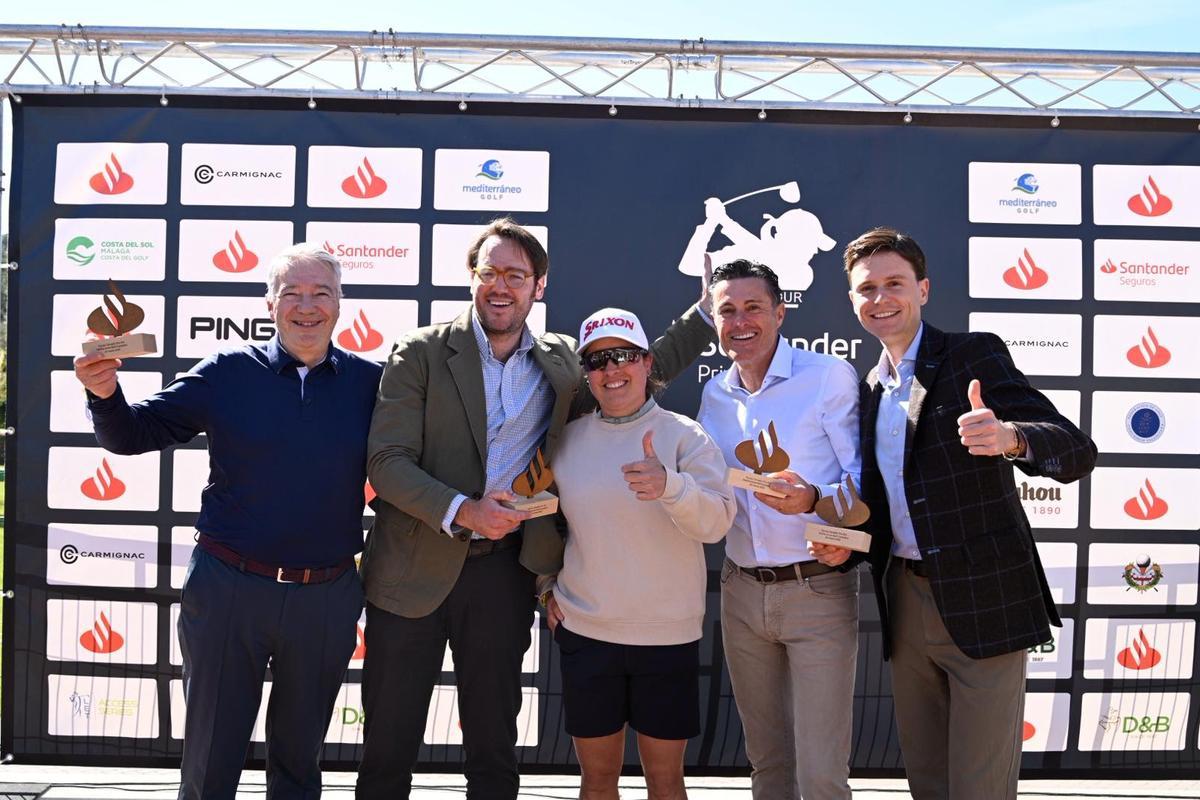 Marta Muñoz y su equipo posan con sus trofeos de campeones del Pro-Am.