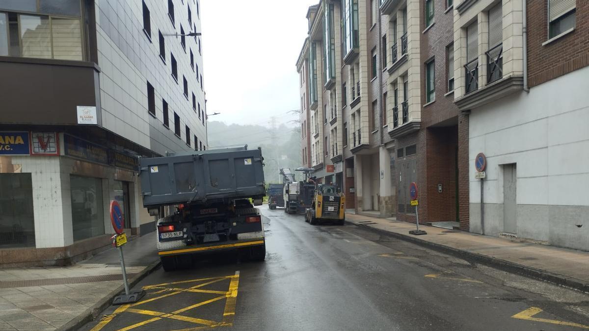 Obras de reparación del firme de la calle Norte, en La Felguera, Langreo