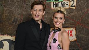 Millie Bobby Brown y su novio, el también actor Jake Bongiovi, en el estreno de ’Enola Holmes 2’, en el Paris Theatre de Nueva York, en octubre de 2022.