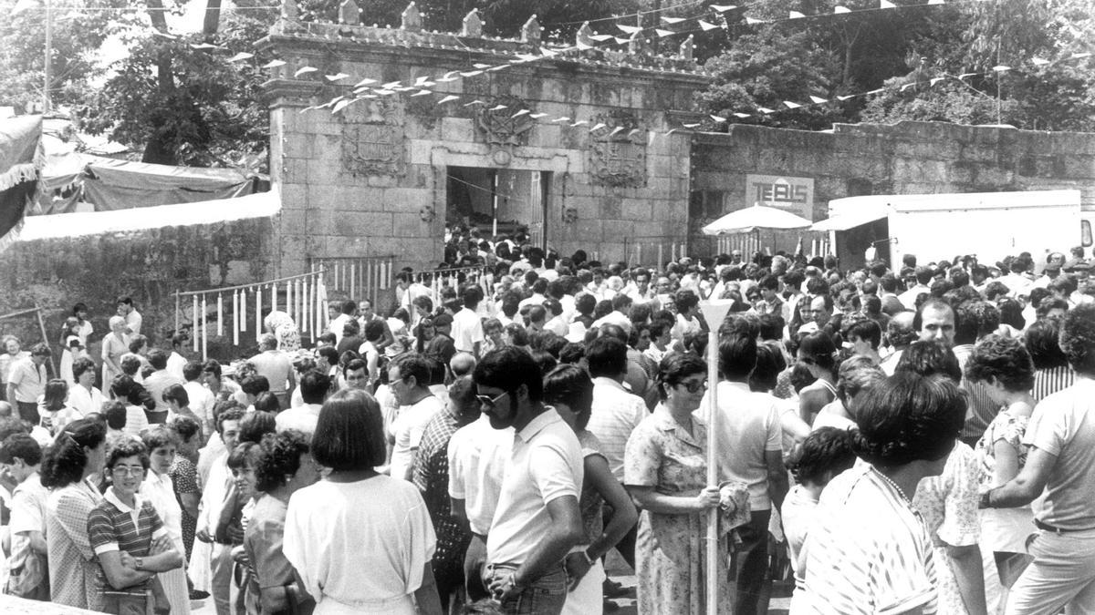 Fieles durante la procesión de San Roque en el año 1987.