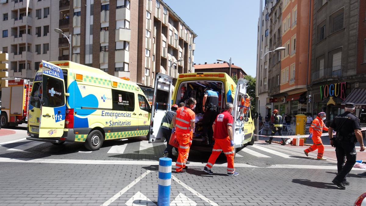 Ambulancias trasladan a los heridos en el atropello múltiple de Ponferrada