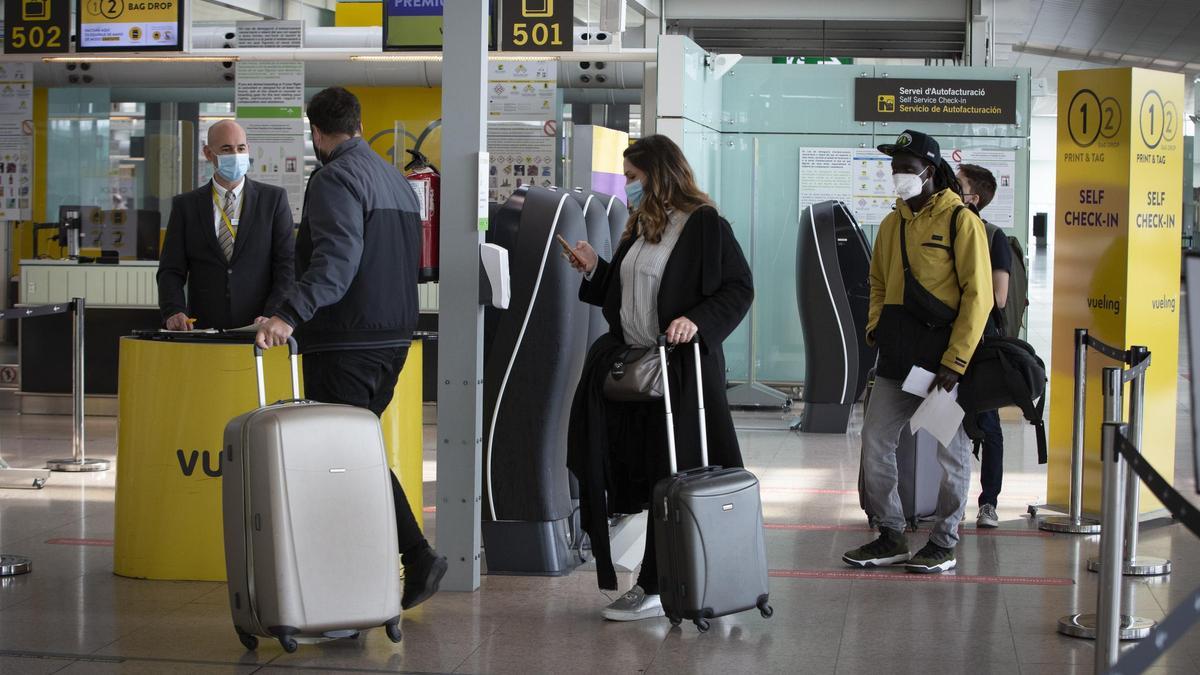 Viajeros en el aeropuerto de El Prat.