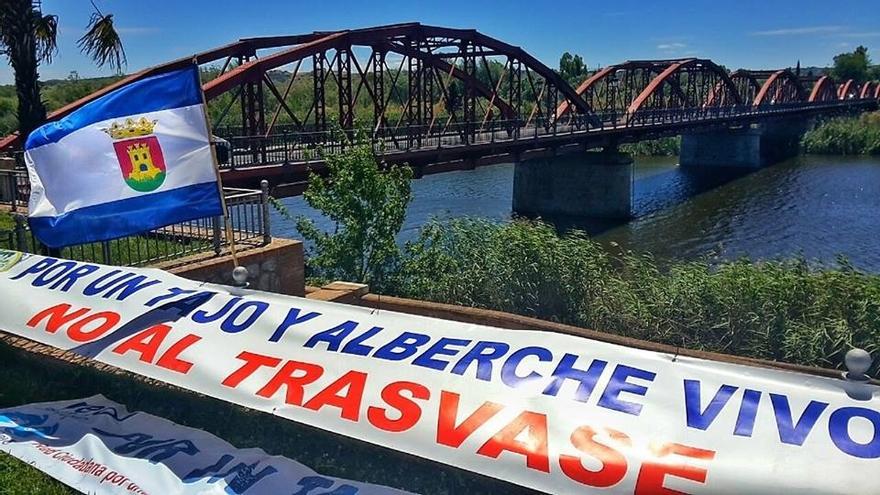 Pancartas en contra del trasvase Tajo-Segura junto al río Alberche en una imagen de archivo