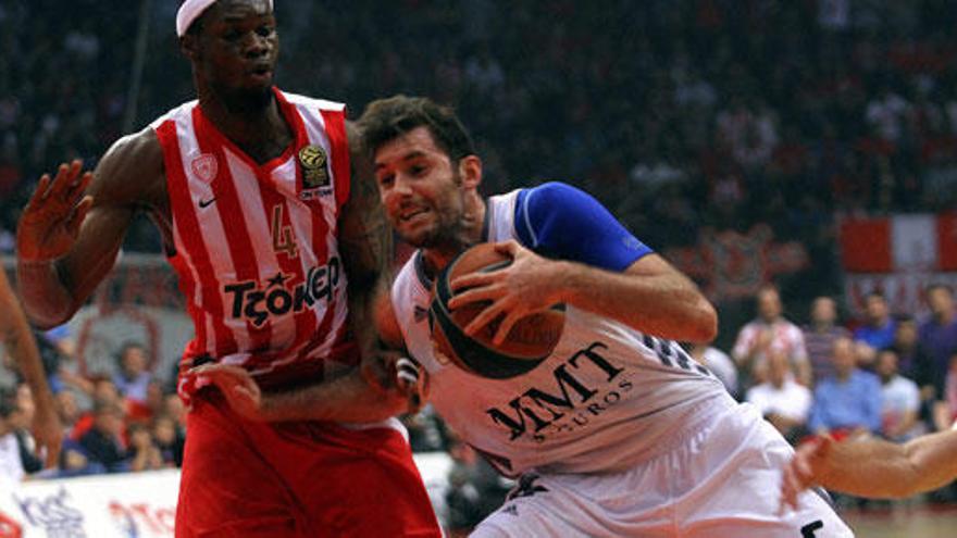 Brent Petway (i), del Olympiacos, ante Rudy Fernández (d).