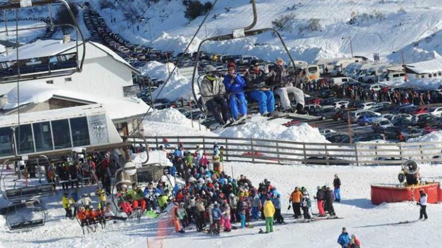Esquiadores en la estación de Valgrande-Pajares, la pasada temporada.